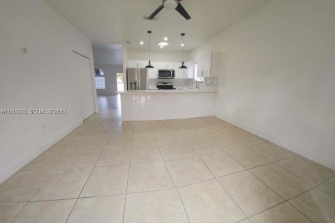 Villa ou maison à vendre à Miami, Floride: 4 chambres, 146.51 m2 № 2011916 - photo 3