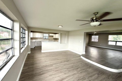 Casa en venta en Miami Gardens, Florida, 3 dormitorios, 191.19 m2 № 1923770 - foto 23