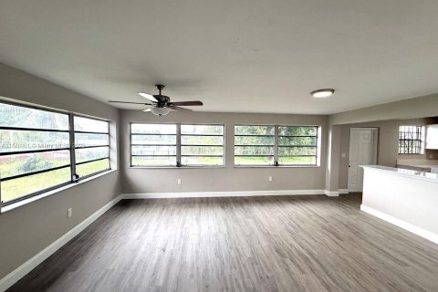 Casa en venta en Miami Gardens, Florida, 3 dormitorios, 191.19 m2 № 1923770 - foto 19