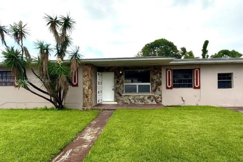 Casa en venta en Miami Gardens, Florida, 3 dormitorios, 191.19 m2 № 1923770 - foto 1