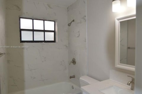 Casa en venta en Miami Gardens, Florida, 3 dormitorios, 191.19 m2 № 1923770 - foto 14