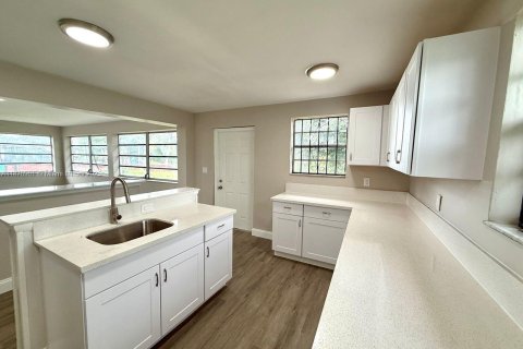 Casa en venta en Miami Gardens, Florida, 3 dormitorios, 191.19 m2 № 1923770 - foto 4