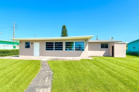 Casa en venta en Miami Gardens, Florida, 3 dormitorios, 191.19 m2 № 1923770 - foto 2