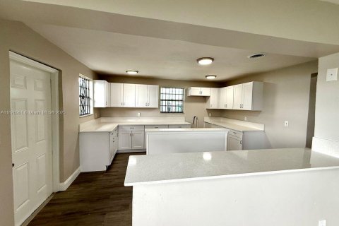 Casa en venta en Miami Gardens, Florida, 3 dormitorios, 191.19 m2 № 1923770 - foto 7