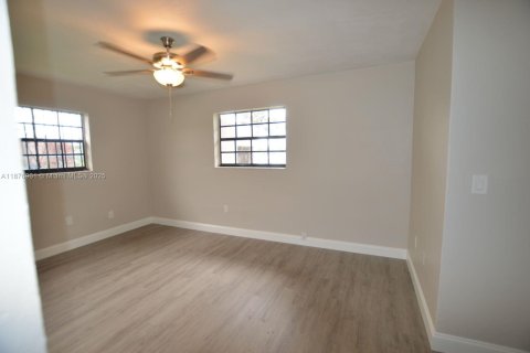 Casa en venta en Miami Gardens, Florida, 3 dormitorios, 191.19 m2 № 1923770 - foto 22