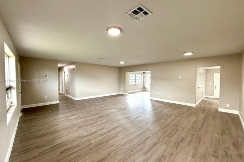 Casa en venta en Miami Gardens, Florida, 3 dormitorios, 191.19 m2 № 1923770 - foto 30