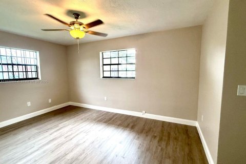 Casa en venta en Miami Gardens, Florida, 3 dormitorios, 191.19 m2 № 1923770 - foto 11