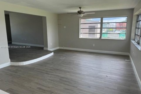 Casa en venta en Miami Gardens, Florida, 3 dormitorios, 191.19 m2 № 1923770 - foto 9