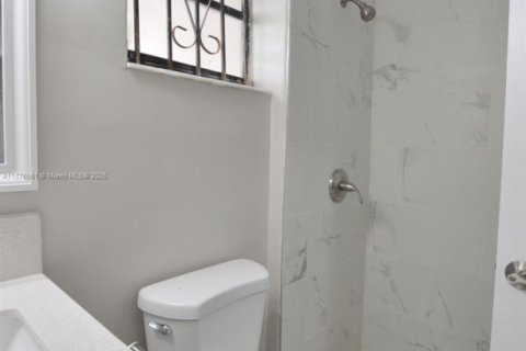 Casa en venta en Miami Gardens, Florida, 3 dormitorios, 191.19 m2 № 1923770 - foto 26