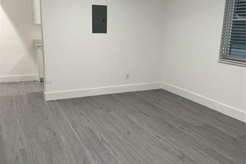 Propiedad comercial en venta en Miami, Florida, 355.44 m2 № 2154500 - foto 3