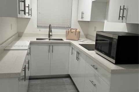 Propiedad comercial en venta en Miami, Florida, 355.44 m2 № 2154500 - foto 2