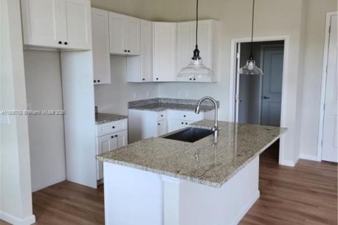 House in LaBelle, Florida 4 bedrooms, 133.69 sq.m. № 1739502 - photo 22