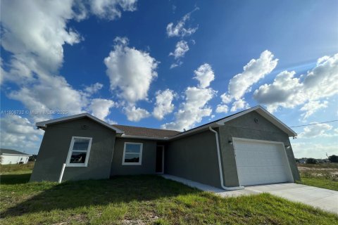 House in LaBelle, Florida 4 bedrooms, 133.69 sq.m. № 1739502 - photo 2