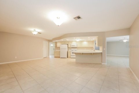 Casa en alquiler en Fort Myers, Florida, 5 dormitorios, 291.99 m2 № 1918005 - foto 8