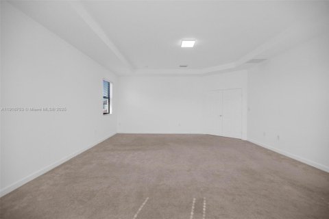 Casa en alquiler en Hialeah, Florida, 5 dormitorios, 308.06 m2 № 1972775 - foto 25