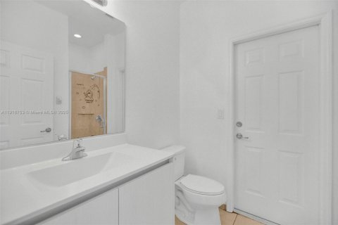 Casa en alquiler en Hialeah, Florida, 5 dormitorios, 308.06 m2 № 1972775 - foto 19