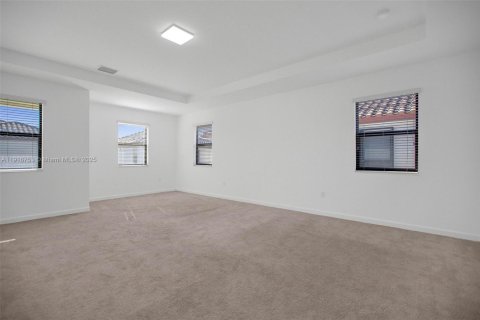 Casa en alquiler en Hialeah, Florida, 5 dormitorios, 308.06 m2 № 1972775 - foto 21