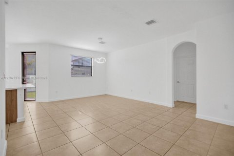 Casa en alquiler en Hialeah, Florida, 5 dormitorios, 308.06 m2 № 1972775 - foto 12