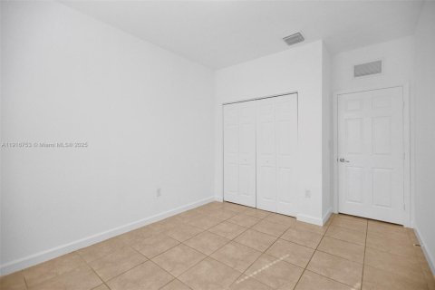 Casa en alquiler en Hialeah, Florida, 5 dormitorios, 308.06 m2 № 1972775 - foto 17