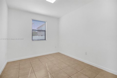 Casa en alquiler en Hialeah, Florida, 5 dormitorios, 308.06 m2 № 1972775 - foto 16