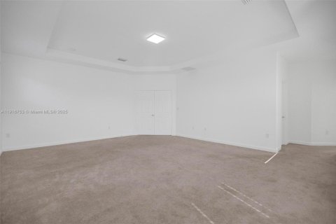 Casa en alquiler en Hialeah, Florida, 5 dormitorios, 308.06 m2 № 1972775 - foto 24