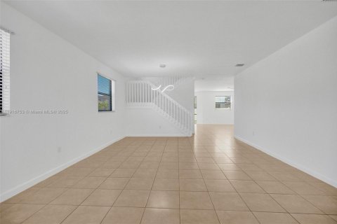 Casa en alquiler en Hialeah, Florida, 5 dormitorios, 308.06 m2 № 1972775 - foto 8