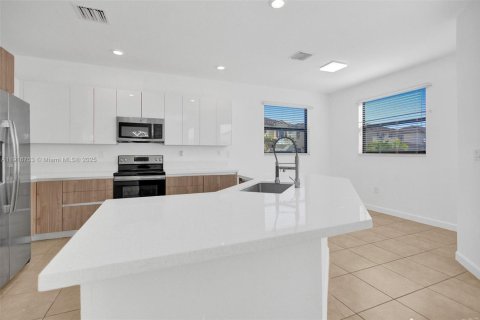 Casa en alquiler en Hialeah, Florida, 5 dormitorios, 308.06 m2 № 1972775 - foto 2