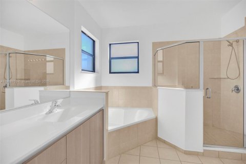 Casa en alquiler en Hialeah, Florida, 5 dormitorios, 308.06 m2 № 1972775 - foto 30