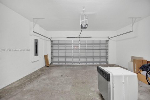 Casa en alquiler en Hialeah, Florida, 5 dormitorios, 308.06 m2 № 1972775 - foto 20