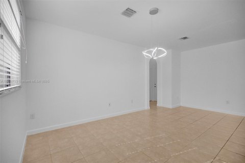 Casa en alquiler en Hialeah, Florida, 5 dormitorios, 308.06 m2 № 1972775 - foto 14