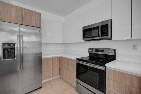 Casa en alquiler en Hialeah, Florida, 5 dormitorios, 308.06 m2 № 1972775 - foto 4