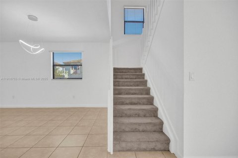 Casa en alquiler en Hialeah, Florida, 5 dormitorios, 308.06 m2 № 1972775 - foto 11