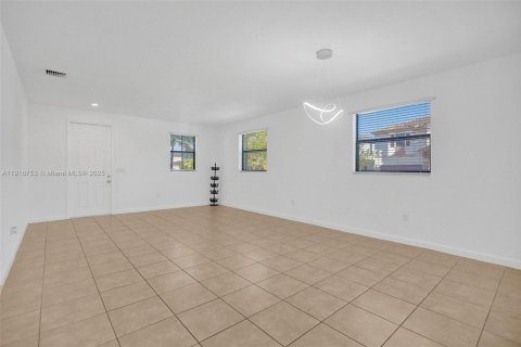 Casa en alquiler en Hialeah, Florida, 5 dormitorios, 308.06 m2 № 1972775 - foto 10