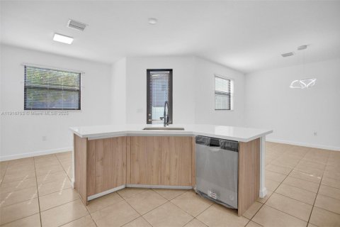 Casa en alquiler en Hialeah, Florida, 5 dormitorios, 308.06 m2 № 1972775 - foto 5