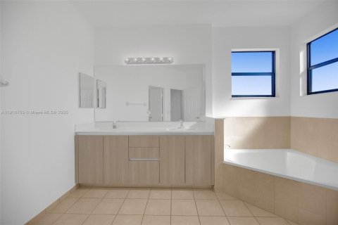 Casa en alquiler en Hialeah, Florida, 5 dormitorios, 308.06 m2 № 1972775 - foto 28