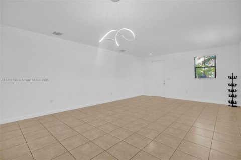 Casa en alquiler en Hialeah, Florida, 5 dormitorios, 308.06 m2 № 1972775 - foto 9