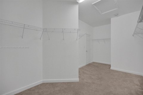 Casa en alquiler en Hialeah, Florida, 5 dormitorios, 308.06 m2 № 1972775 - foto 27