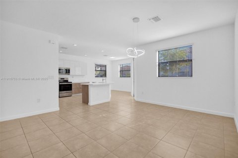 Casa en alquiler en Hialeah, Florida, 5 dormitorios, 308.06 m2 № 1972775 - foto 15