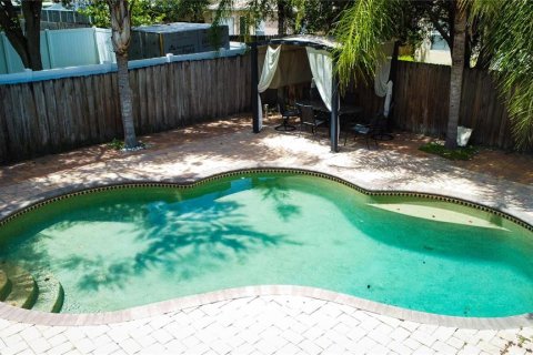 House in Tampa, Florida 4 bedrooms, 139.54 sq.m. № 2212680 - photo 8
