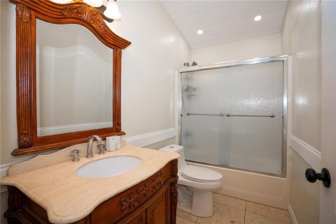 House in Tampa, Florida 4 bedrooms, 139.54 sq.m. № 2212680 - photo 29