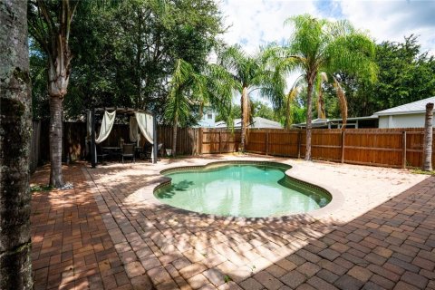 House in Tampa, Florida 4 bedrooms, 139.54 sq.m. № 2212680 - photo 10