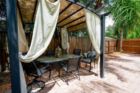 House in Tampa, Florida 4 bedrooms, 139.54 sq.m. № 2212680 - photo 9