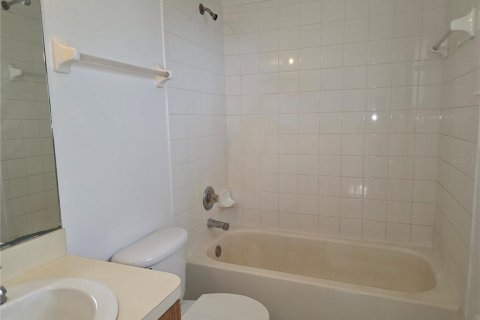 Duplex in Tampa, Florida 5 bedrooms, 181.16 sq.m. № 2213112 - photo 5