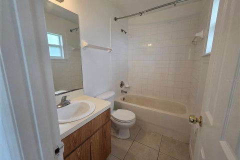Duplex in Tampa, Florida 5 bedrooms, 181.16 sq.m. № 2213112 - photo 10