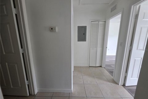 Duplex in Tampa, Florida 5 bedrooms, 181.16 sq.m. № 2213112 - photo 11