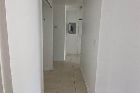 Duplex in Tampa, Florida 5 bedrooms, 181.16 sq.m. № 2213112 - photo 4