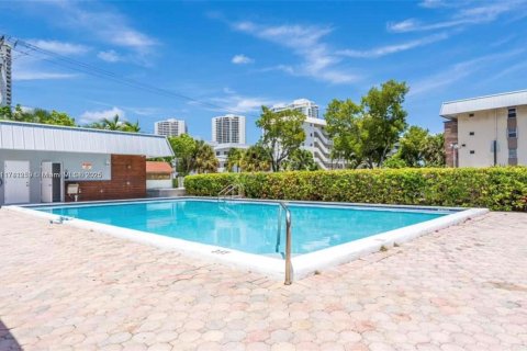 Condominio en alquiler en North Miami Beach, Florida, 2 dormitorios, 100.8 m2 № 1981152 - foto 3