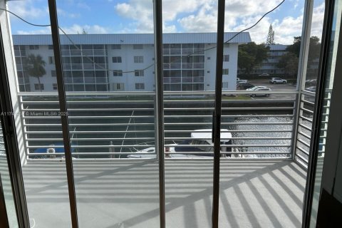 Condominio en alquiler en North Miami Beach, Florida, 2 dormitorios, 100.8 m2 № 1981152 - foto 13