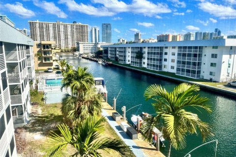 Condominio en alquiler en North Miami Beach, Florida, 2 dormitorios, 100.8 m2 № 1981152 - foto 2