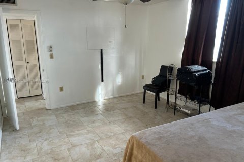 Condominio en alquiler en North Miami Beach, Florida, 2 dormitorios, 100.8 m2 № 1981152 - foto 17
